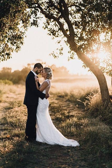 Couple cuddle at Albion on Swan Underneath the tree at sunset